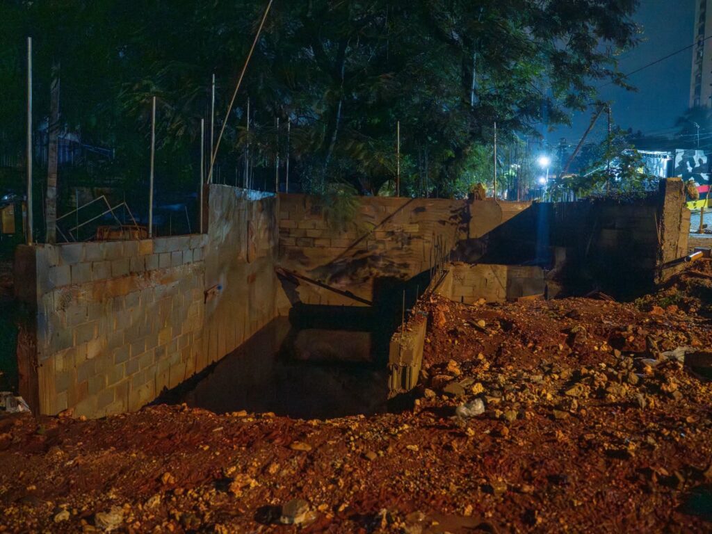 Estructura de drenaje de noche en el Hoyo de Alma Rosa