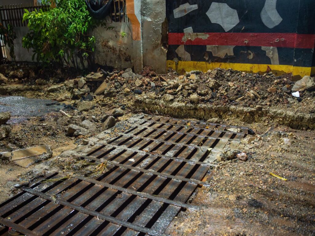 Rejilla de drenaje en construcción en el Hoyo de Alma Rosa